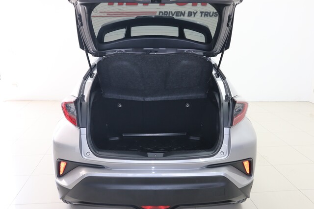 2018 Toyota C-HR 1.8 Hybrid High สีเทา | เพชรยนต์ รถมือสอง - Image 11